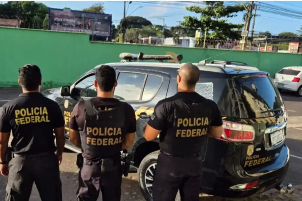 Agentes da Polícia Federal cumprindo mandado de busca e apreensão