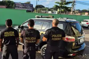 Agentes da Polícia Federal cumprindo mandado de busca e apreensão