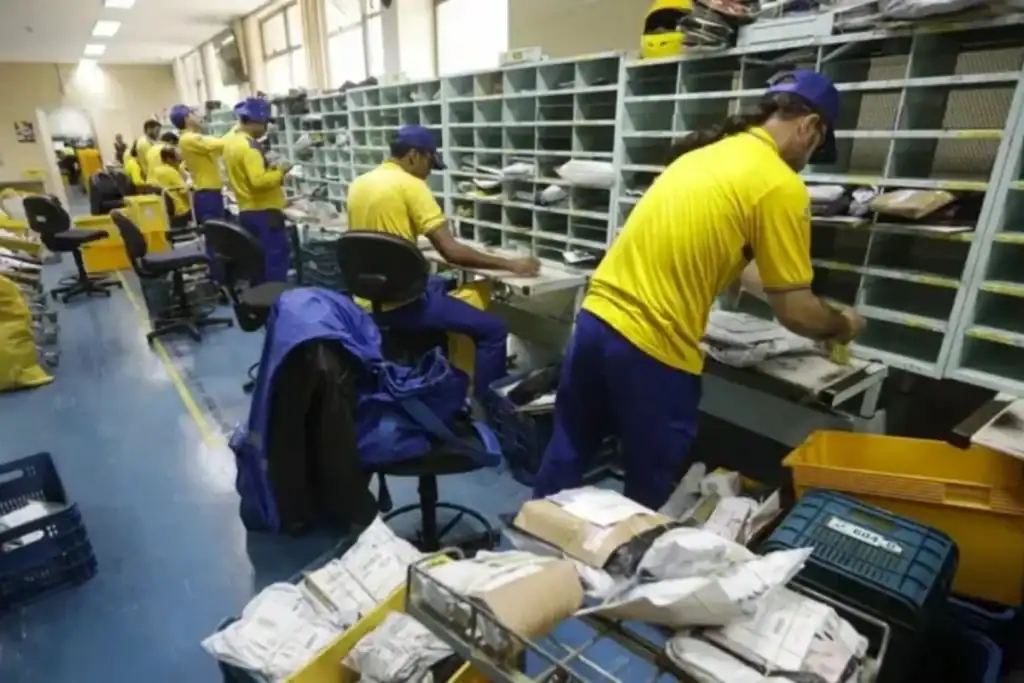 Foto de funcionário dos Correios, empresa que planeja o desligamento de 10 mil empregados por meio de PDV