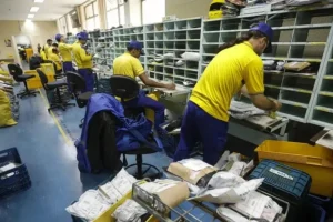 Foto de funcionário dos Correios, empresa que planeja o desligamento de 10 mil empregados por meio de PDV