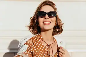 Mulher usando armação de acetato aro completo, ideal para lentes de alto grau, garantindo estabilidade