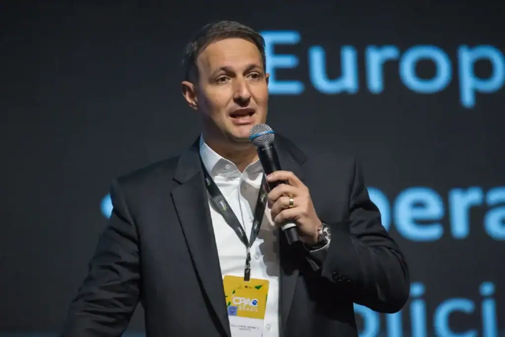 Foto do deputado Guilherme Derrite em plenário, relator do projeto contra o crime organizado