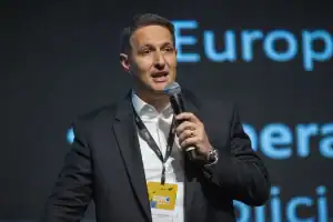 Foto do deputado Guilherme Derrite em plenário, relator do projeto contra o crime organizado