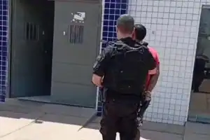 Homem foragido de 31 anos, condenado por roubos, sendo conduzido pela Polícia Civil em Timon.