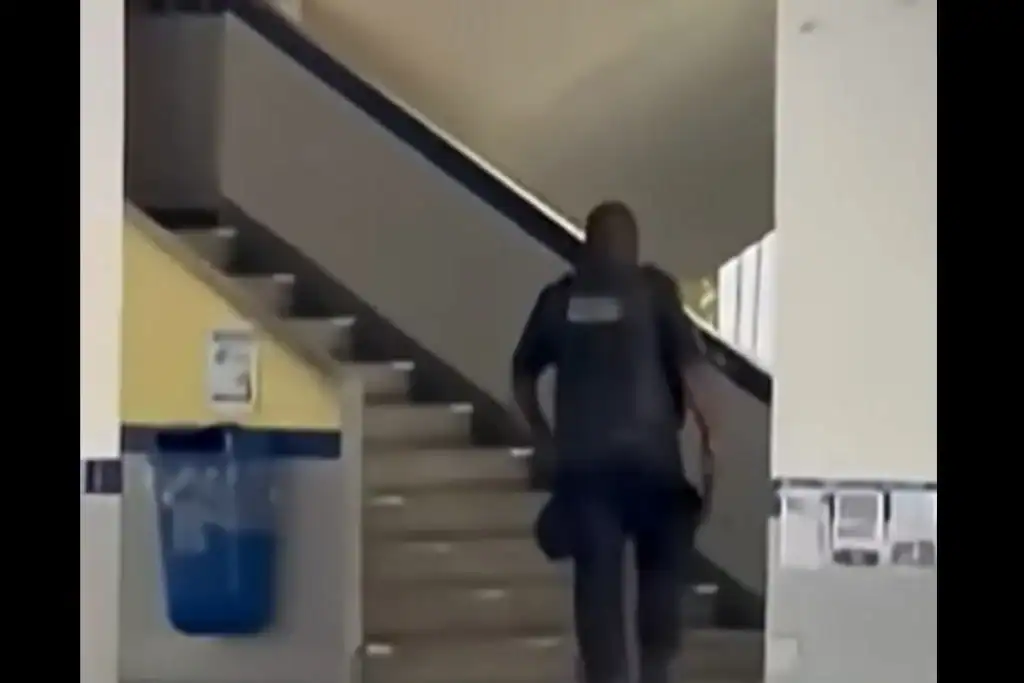 polícia e viaturas no local da escola técnica onde homem atacou professora; suspeito está sendo procurado.