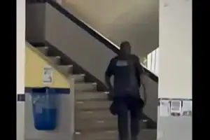 polícia e viaturas no local da escola técnica onde homem atacou professora; suspeito está sendo procurado.