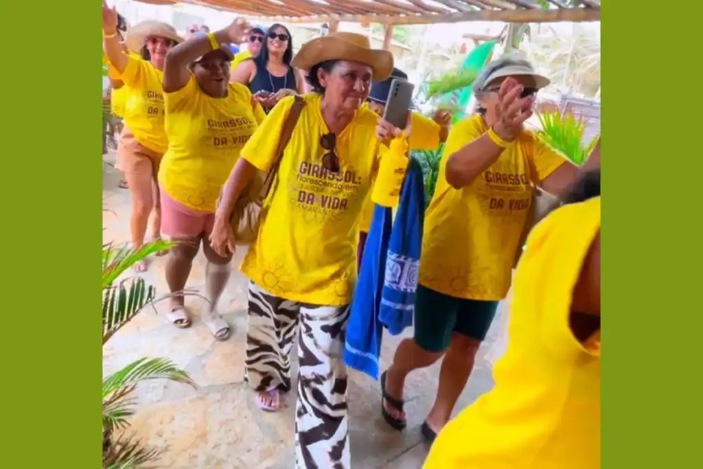 Grupo de idosos de Amarante realizando práticas esportivas e culturais na praia