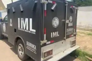 Equipe do IML remove corpo de homem da cena do crime na Avenida Maranhão, Teresina.