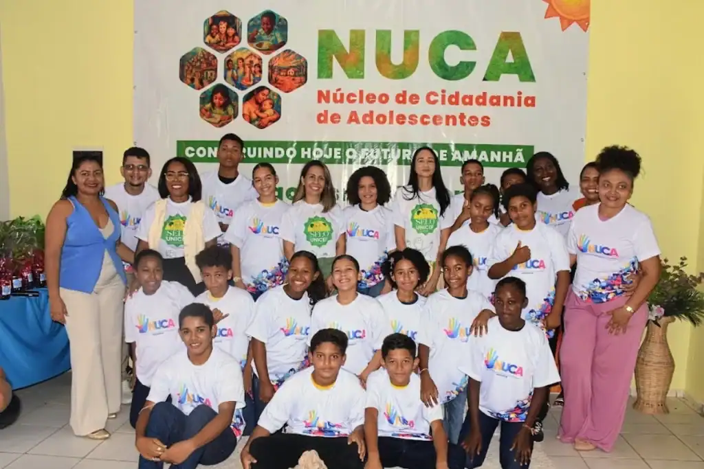 Adolescentes, lideranças e autoridades na inauguração da sala de convivência do Nuca em Amarante, Piauí.