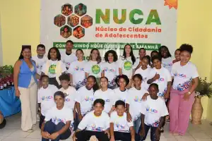 Adolescentes, lideranças e autoridades na inauguração da sala de convivência do Nuca em Amarante, Piauí.