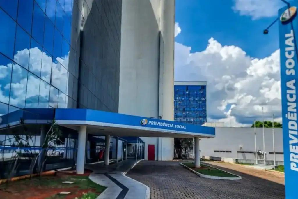 Foto da fachada de uma agência do Instituto Nacional do Seguro Social (INSS), onde novos segurados farão o cadastro biométrico.