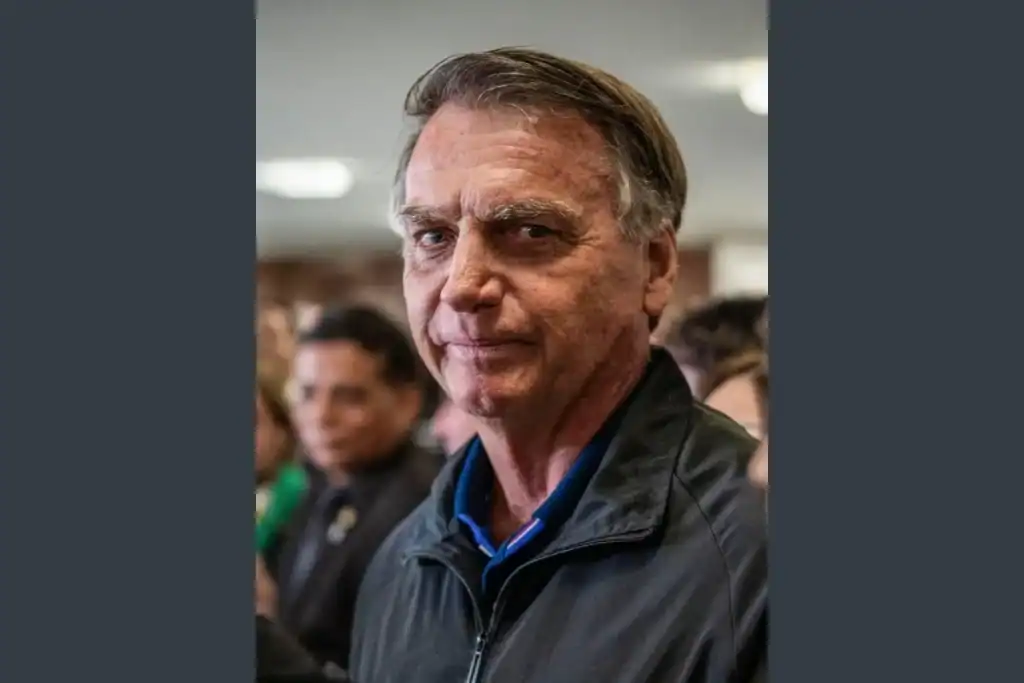 Ex-presidente Jair Bolsonaro em aparição pública em Brasília, após período de restrição domiciliar.