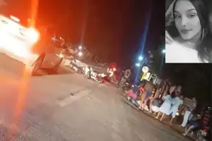 Corpo de jovem no chão após colisão de motocicletas na BR-230; foto da vítima, Miriam de Paula, sobreposta.