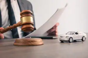 Retroescavadeira e trator, que fazem parte do leilão, na Garagem da Prefeitura de Amarante, Piauí.