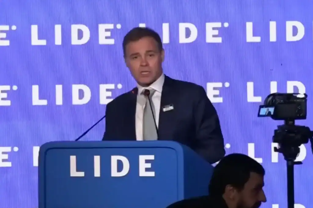 Foto do Ministro do STF André Mendonça discursando em evento sobre ativismo