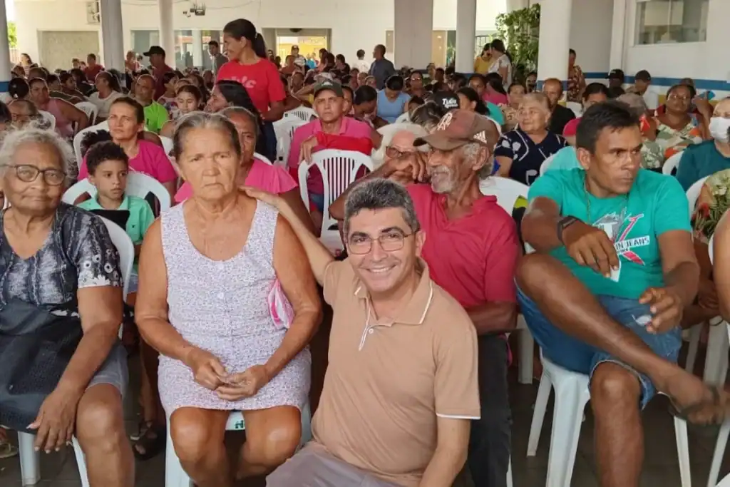 Pessoas aguardam atendimento durante o mutirão oftalmológico na Escola Conceição Ferreira.