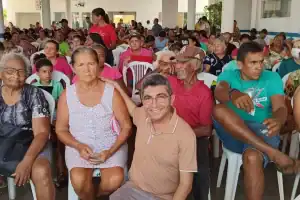 Pessoas aguardam atendimento durante o mutirão oftalmológico na Escola Conceição Ferreira.
