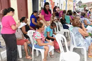 Caminhão (carreta) da mamografia estacionado em frente à Vice-Prefeitura de Amarante, realizando exames gratuitos de prevenção ao câncer de mama.