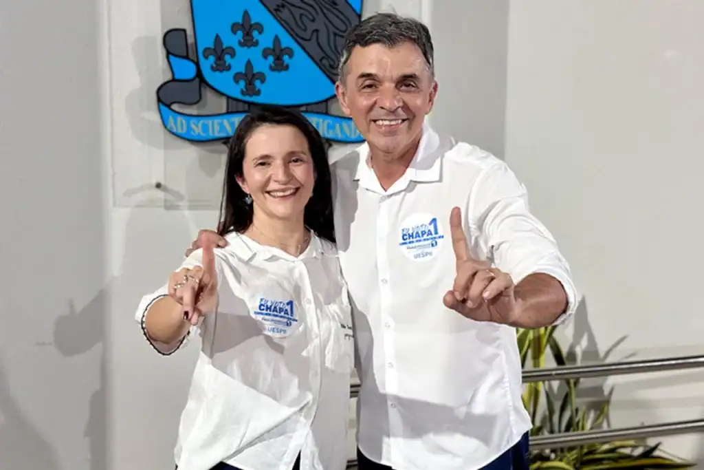 Foto do professor Paulo Henrique e Fábia Buenos Aires após vitória na eleição