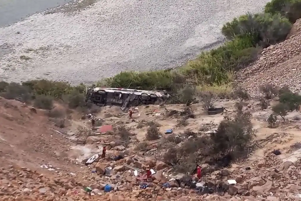 Imagem do ônibus destruído após cair em desfiladeiro em Arequipa, Peru.