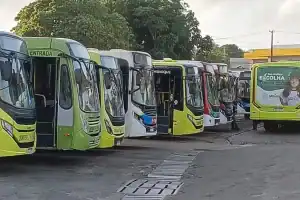Ônibus da Expresso Marina e Viação 1001 parados no pátio durante a greve dos rodoviários.