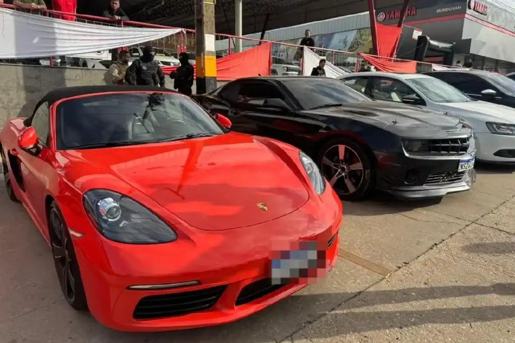 Carro de luxo apreendido pela polícia durante a Operação Need for Speed na Zona Leste de Teresina