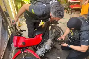 Policiais civis inspecionam veículo apreendido e adulterado durante a Operação Polivalente no Maranhão