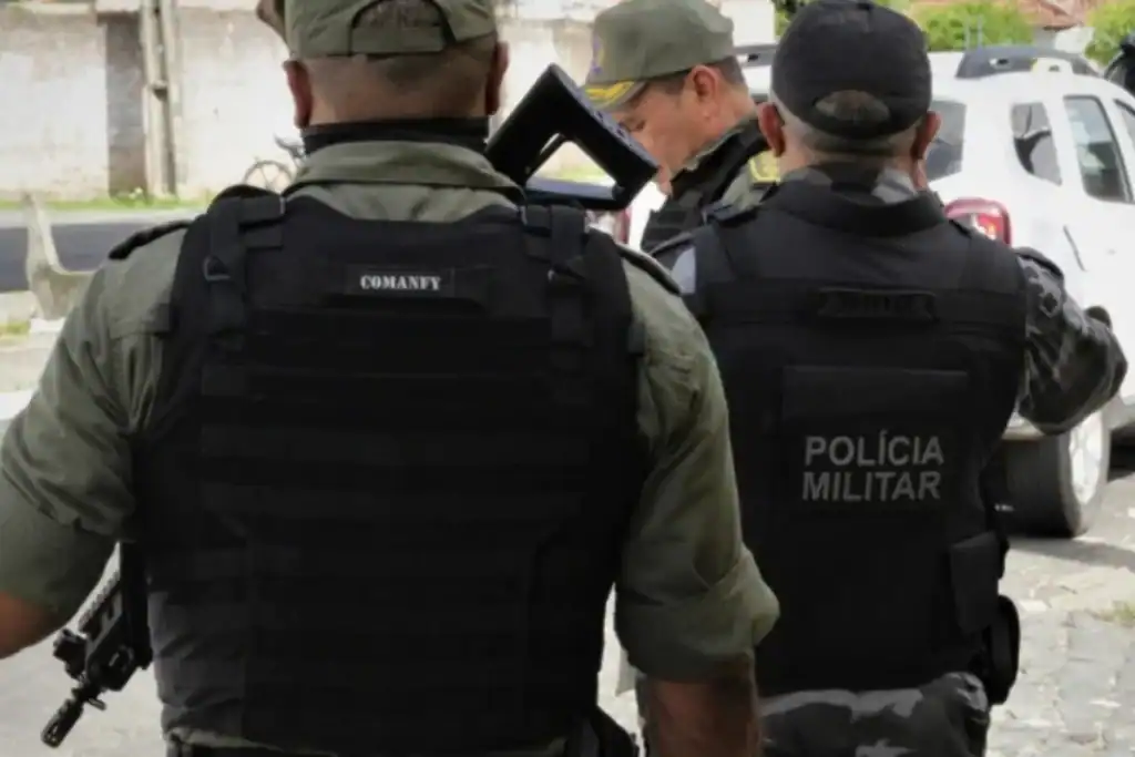 Policiais militares inspecionam a área após a morte do suspeito em Cocal