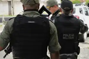 Policiais militares inspecionam a área após a morte do suspeito em Cocal