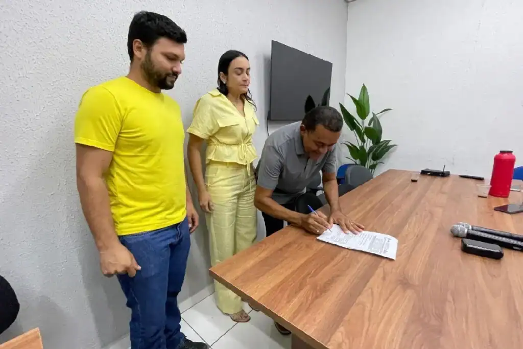 Prefeito e secretária assinam ordem de serviço para escola FNDE
