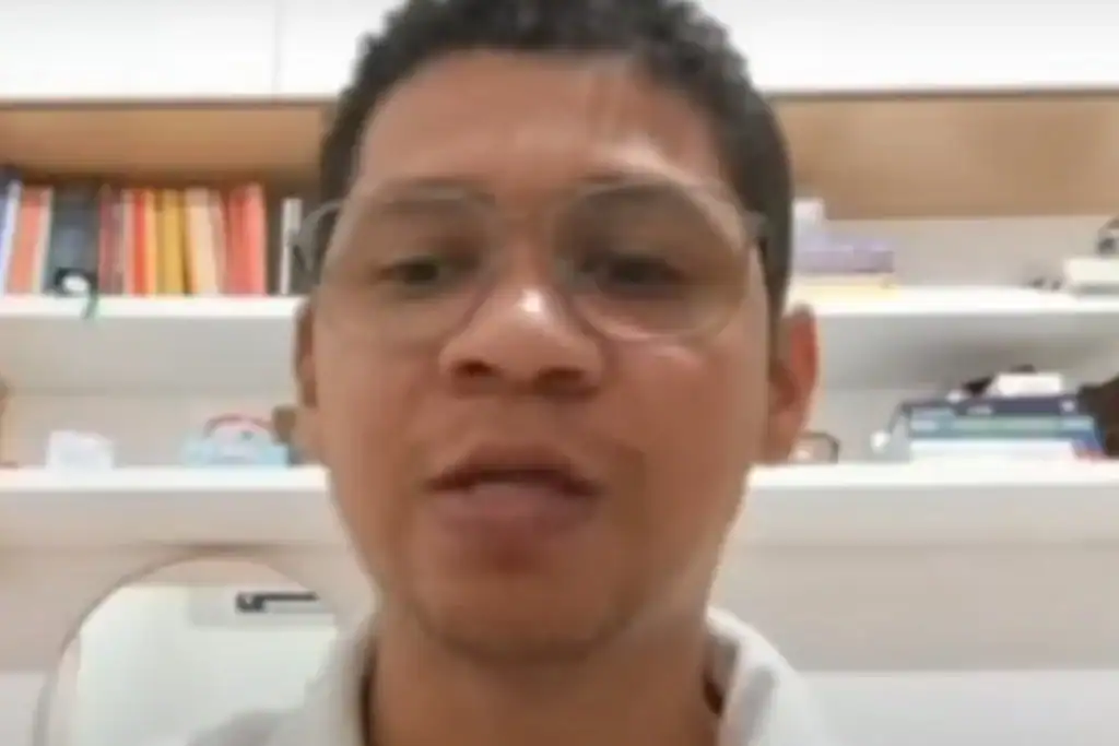 Professor Gerson, da cidade de Batalha (PI), exibe a medalha de ouro conquistada na OBMEP para professores