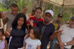 Prefeito Adriano Silva entrega a casa do Programa Viver Bem para a família Augusto, na Comunidade Paca, zona rural de Amarante (PI).