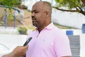 Secretário municipal de Saúde, Glauber Duarte, em ambiente de escritório ou setor da saúde, em Amarante