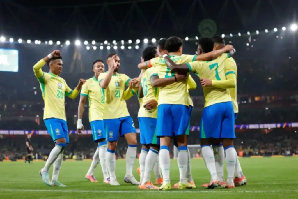 Jogadores da Seleção Brasileira comemoram um gol em campo