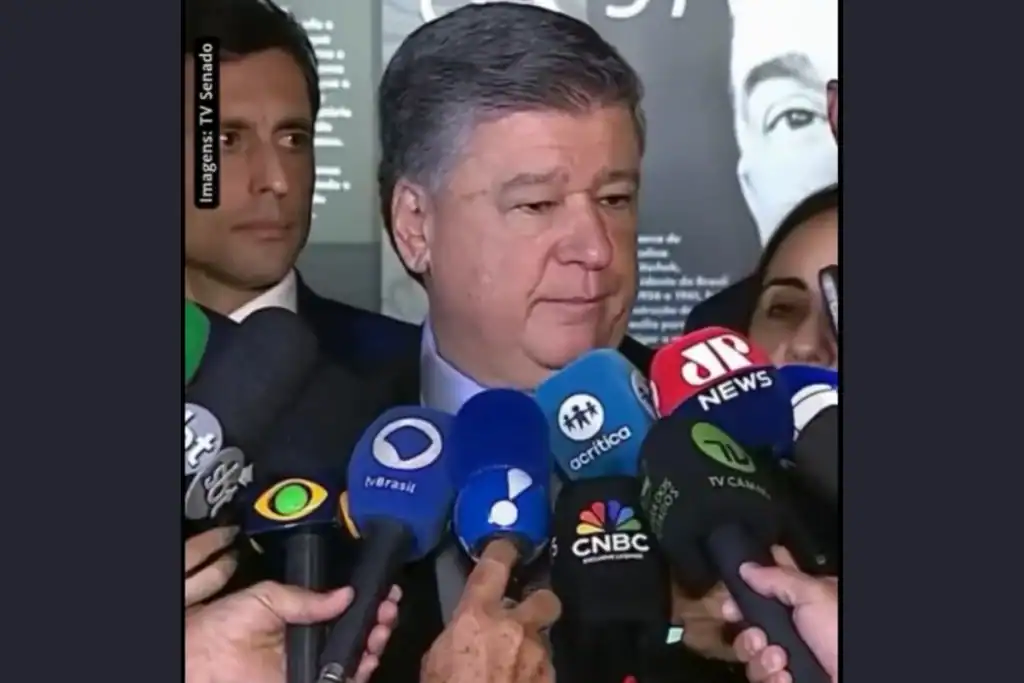 Senador Carlos Viana em entrevista sobre a investigação de desvios na Previdência e atuação da CPMI.