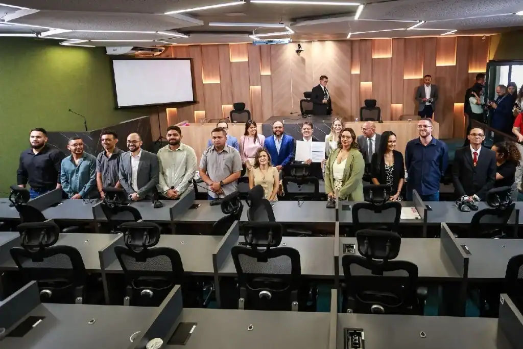 Grupo de servidores concursados tomando posse no Plenário Waldemar Macêdo da Alepi.
