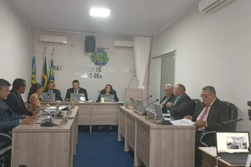Vereadores em sessão ordinária no plenário Vereador Francisco de Sousa Carvalho, na Câmara Municipal de Pajéu do Piauí, votando projetos de lei.