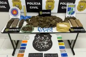 Drogas (maconha, crack, cocaína), dinheiro e munições apreendidos durante operação policial no Piauí.