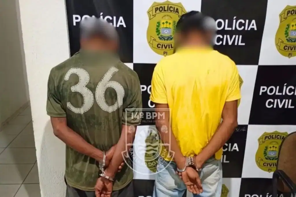 Imagem dos dois suspeitos detidos pela PM, fotografados de costas.