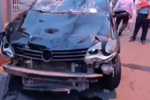 Foto do carro que provocou o atropelamento após colisão