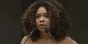 Foto da vereadora Karen Santos (PSOL) em plenário da Câmara Municipal.