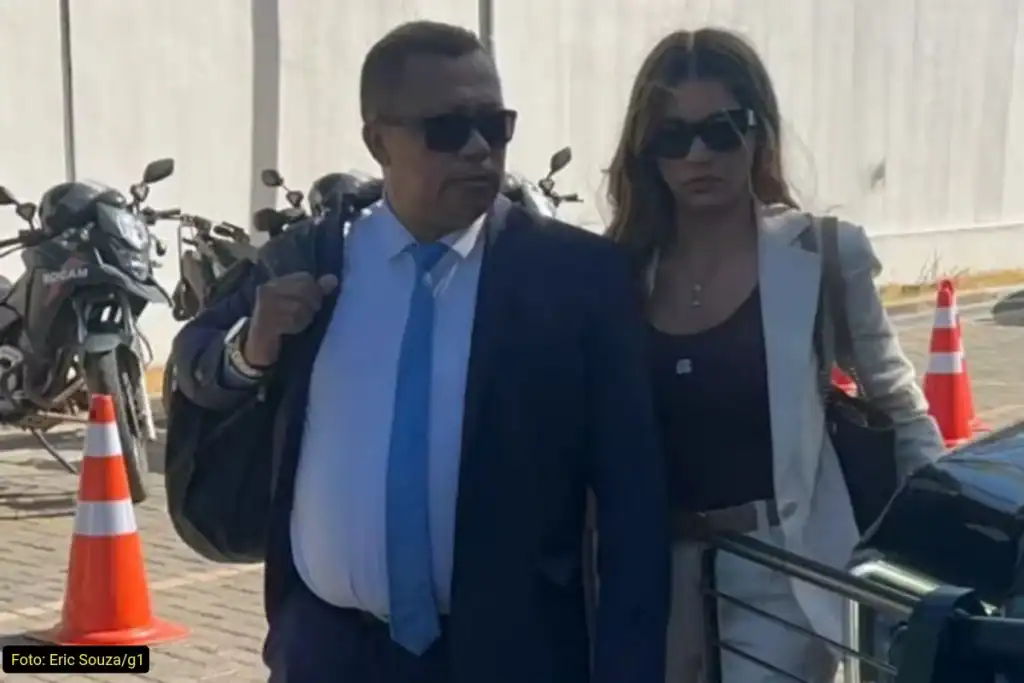 Vereadora Tatiana Medeiros chegando à sede do Fórum Eleitoral de Teresina para o primeiro dia de audiência.