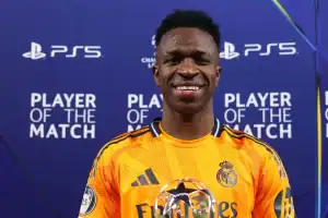 Vinícius Jr. em campo, vestindo a camisa do Real Madrid