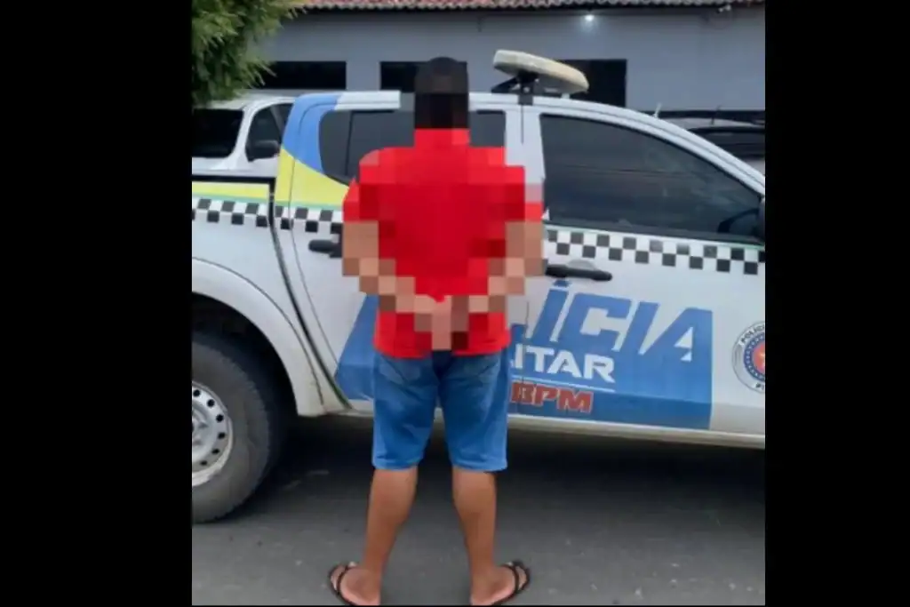 Foto de costas do jovem preso em Pio IX, Piauí, autuado por agressão e violência doméstica.