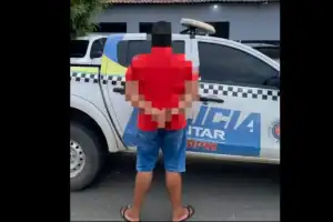 Foto de costas do jovem preso em Pio IX, Piauí, autuado por agressão e violência doméstica.