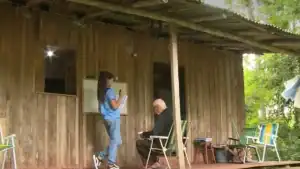Brenda Schiavo, 11 anos, ensinando seu bisavô Pedro Donato, 91 anos, a ler e escrever em Águas Frias, Santa Catarina.