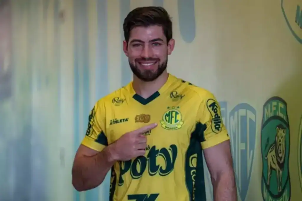 Zagueiro Gabriel Knesowitsch com a camisa do Mirassol em campo