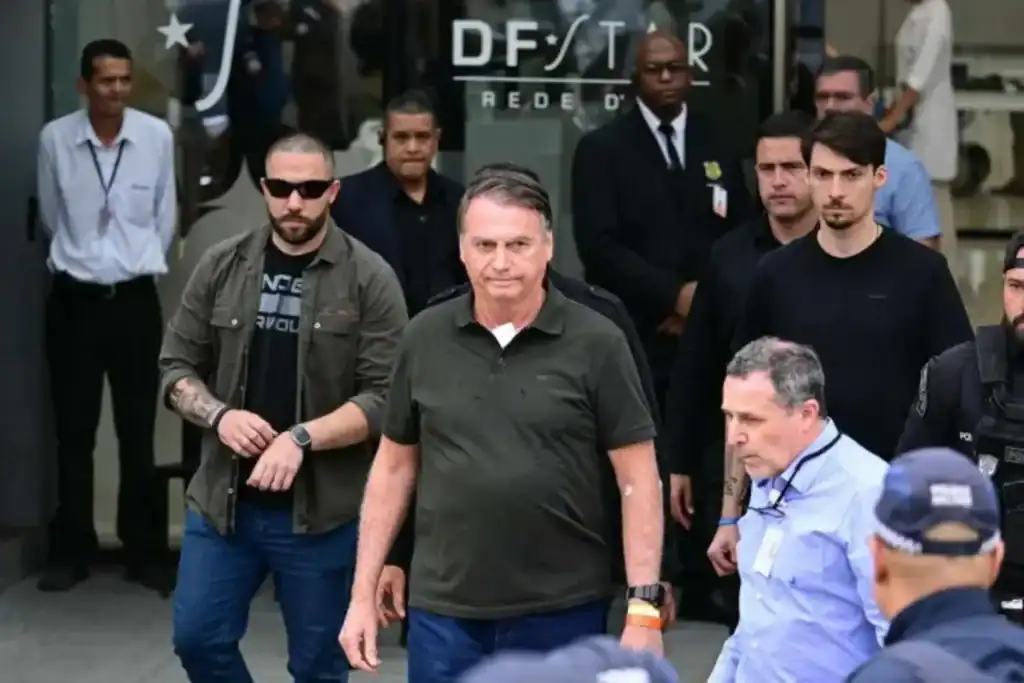 Ex-presidente Jair Bolsonaro em foto recente, após novo procedimento médico para soluços persistentes.