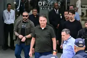 Ex-presidente Jair Bolsonaro em foto recente, após novo procedimento médico para soluços persistentes.