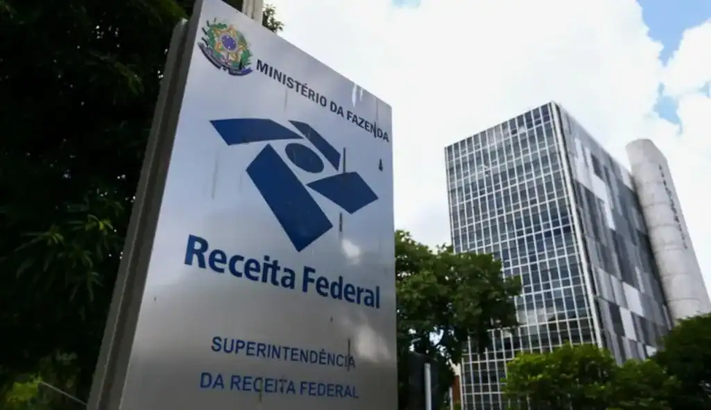 Gráfico financeiro ascendente sobre pilhas de moedas, simbolizando o recorde de arrecadação federal.
